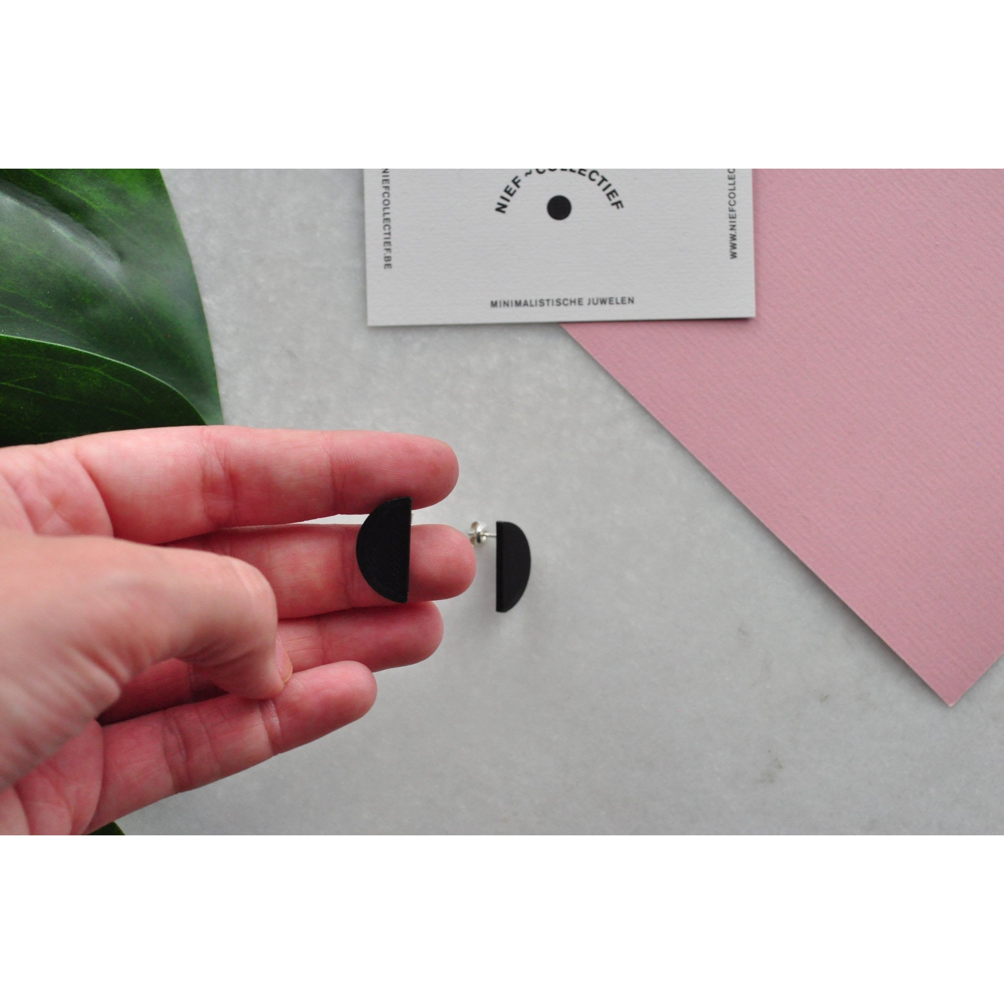 Oorbel mini C - zwart