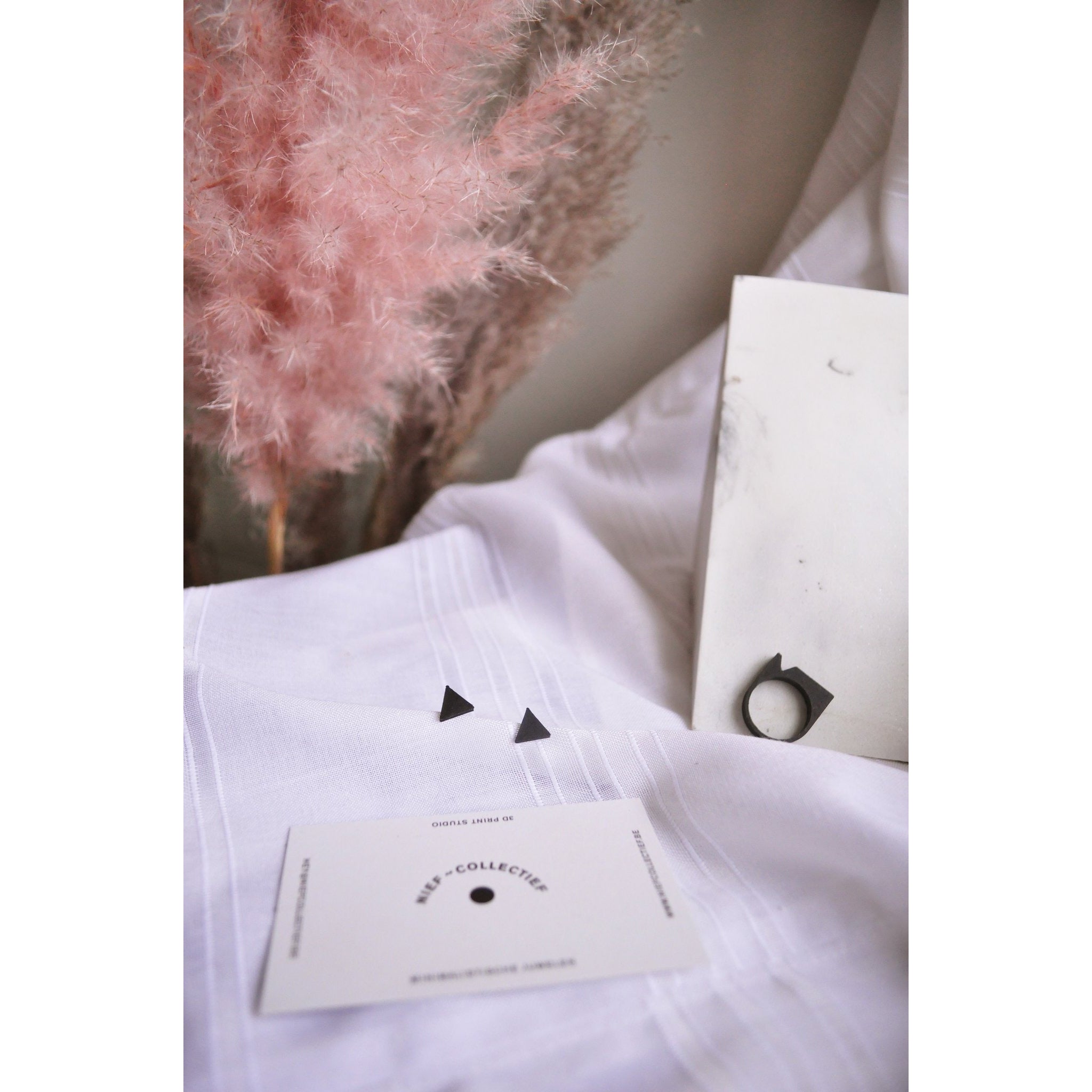 Oorbel mini V - zwart